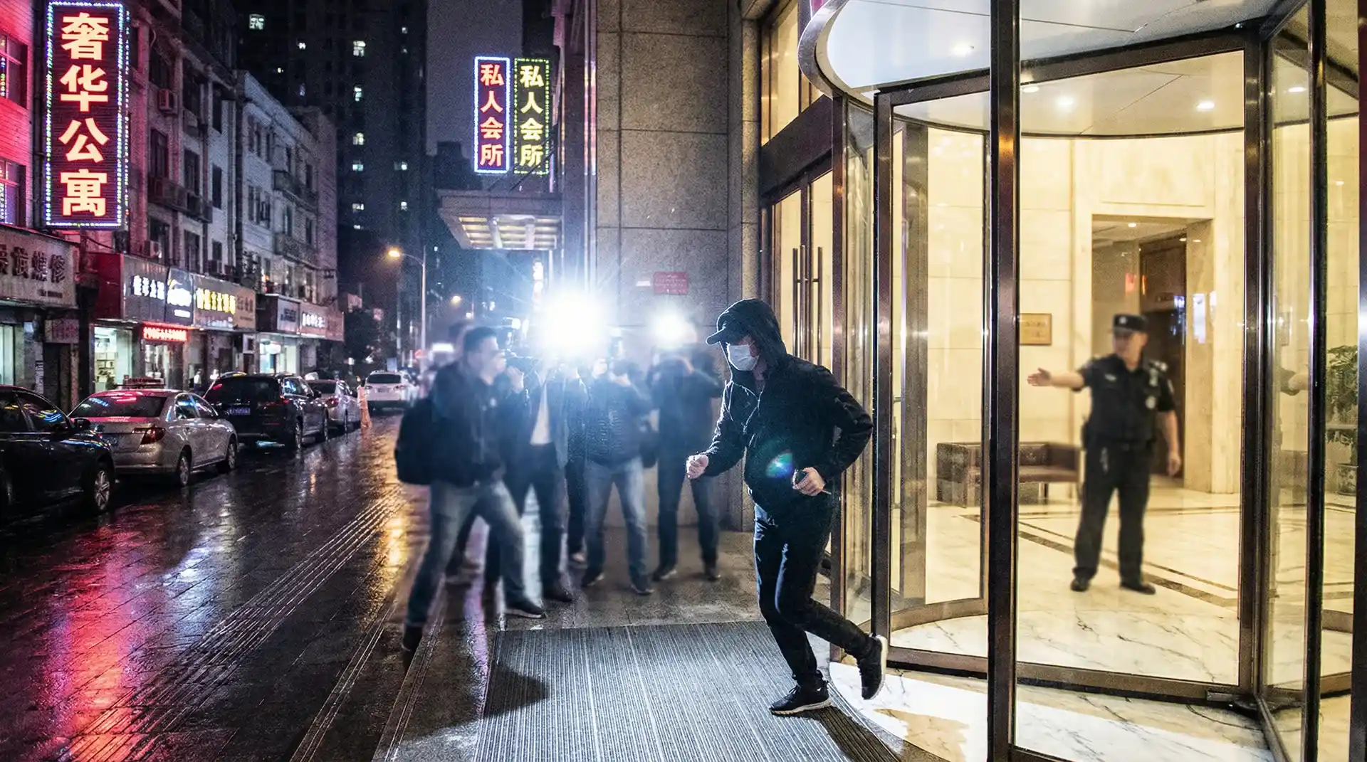 吃瓜黑料 - 明星被记者围堵闪光灯下